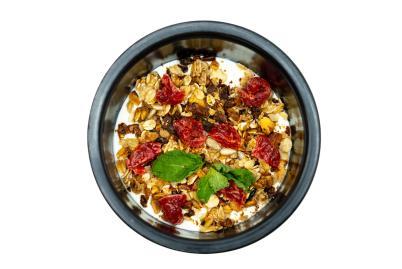 Десерт с гранолой и сушеной вишней