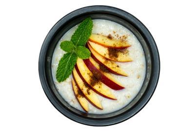 Каша из цельной овсянки с яблоками и корицей